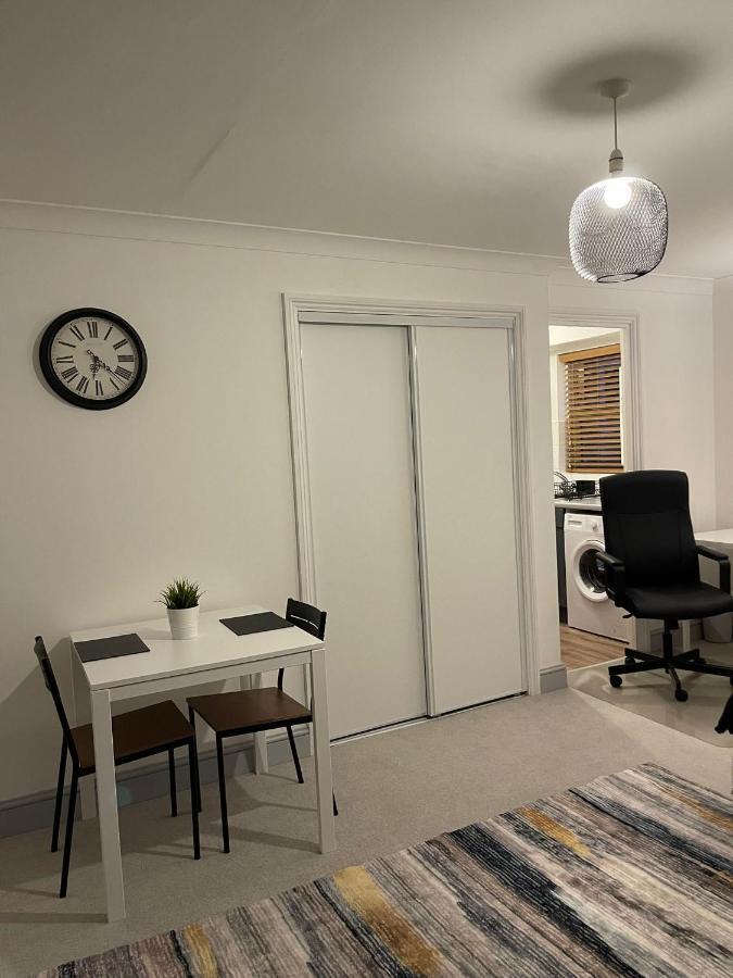 Stunning Studio Flat - Free Parking - 3 Min From Sutton Station Leilighet Eksteriør bilde
