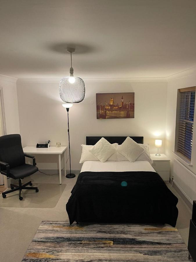 Stunning Studio Flat - Free Parking - 3 Min From Sutton Station Leilighet Eksteriør bilde